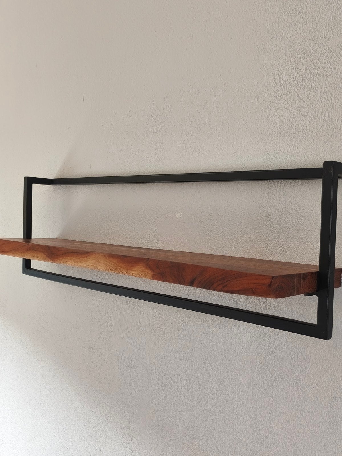Te koop, mooie mango-houten wandplank, zwart metalen frame., Ophalen, Zo goed als nieuw