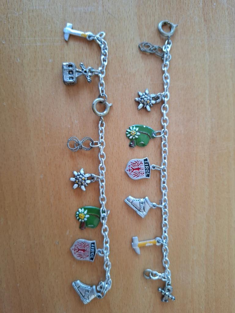 2 Vintage Tirol bedelarmbanden, zilverkleurig, Overige materialen, Gebruikt, Ophalen of Verzenden, Met bedels of kralen
