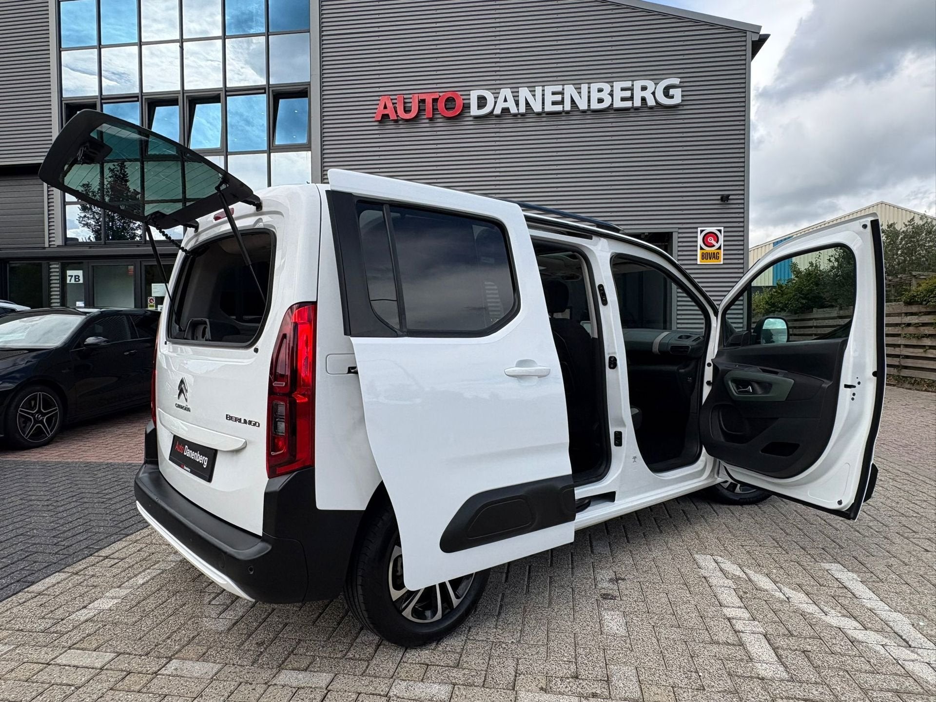 Citroen Berlingo 1.2 PureTech Shine WEINIG KM! NIEUW!, Auto's, Voorwielaandrijving, Dealer onderhouden, Stof, Zwart