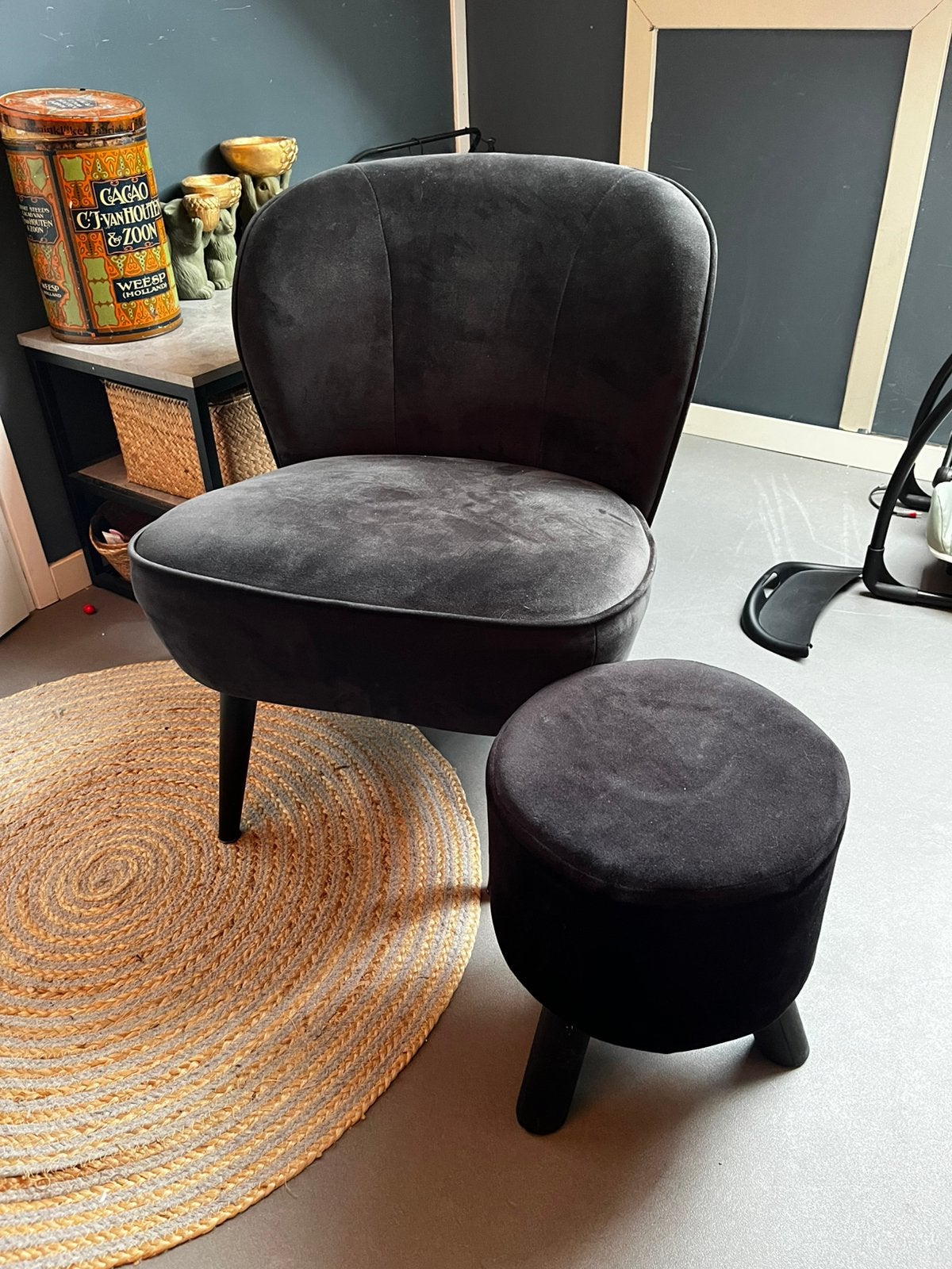 Zwart fluwelen stoel met poef, Ophalen, 75 tot 100 cm, Zo goed als nieuw, Stof