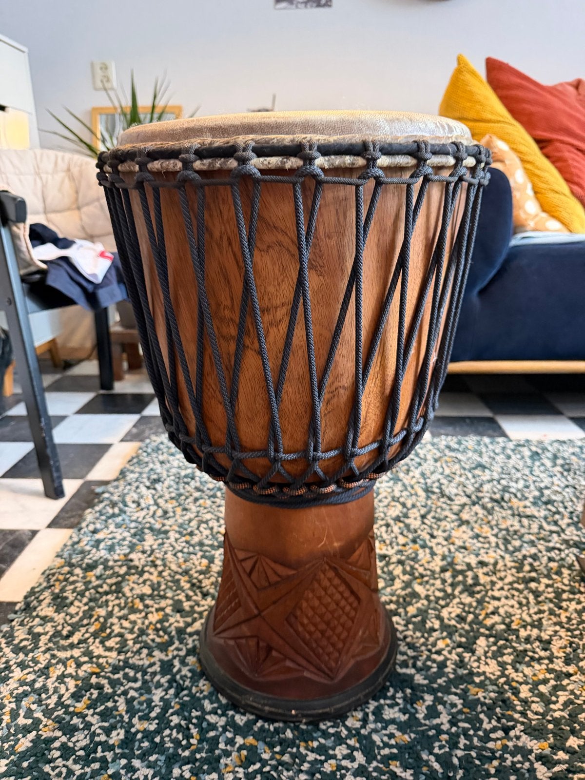 West afrikaanse Djembe met tas hoogte 63 cm enbreedte 34 cm, Muziek en Instrumenten, Drumstellen en Slagwerk, Ophalen of Verzenden