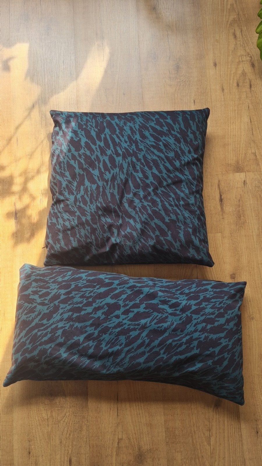 2 kussens donkergroen tijger/panterprint, Huis en Inrichting, Woonaccessoires | Kussens, Ophalen, Gebruikt, Groen, Overige vormen