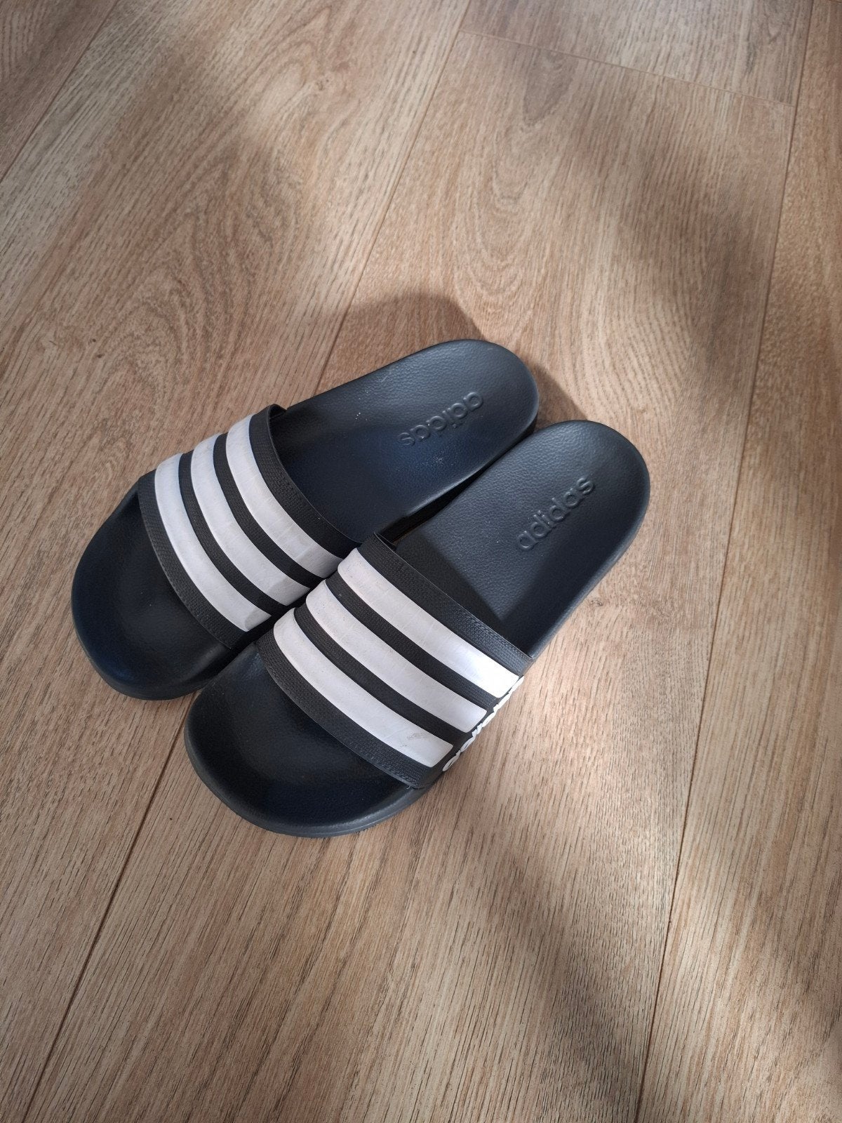 Adidas Adilette slippers maat 8 zo goed als nieuw, Adidas, Zwart, Zo goed als nieuw, Ophalen