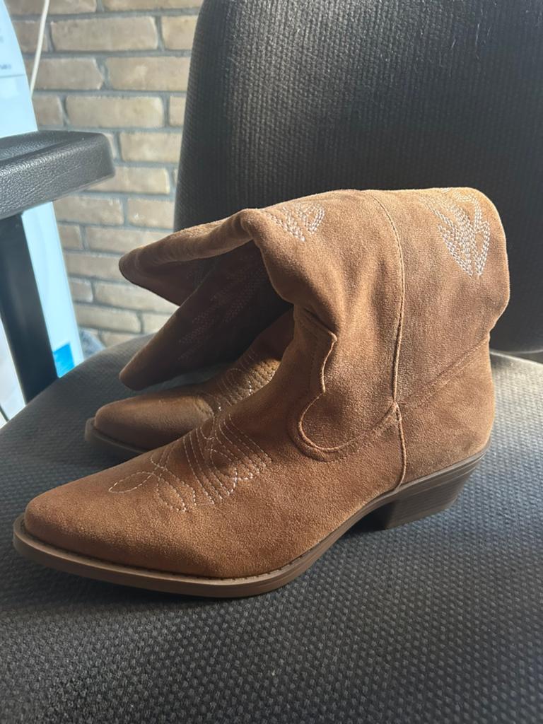 Te koop cowboylaarzen nog nieuw maat 41., Ophalen of Verzenden, Zo goed als nieuw, Zwart, Hoge laarzen