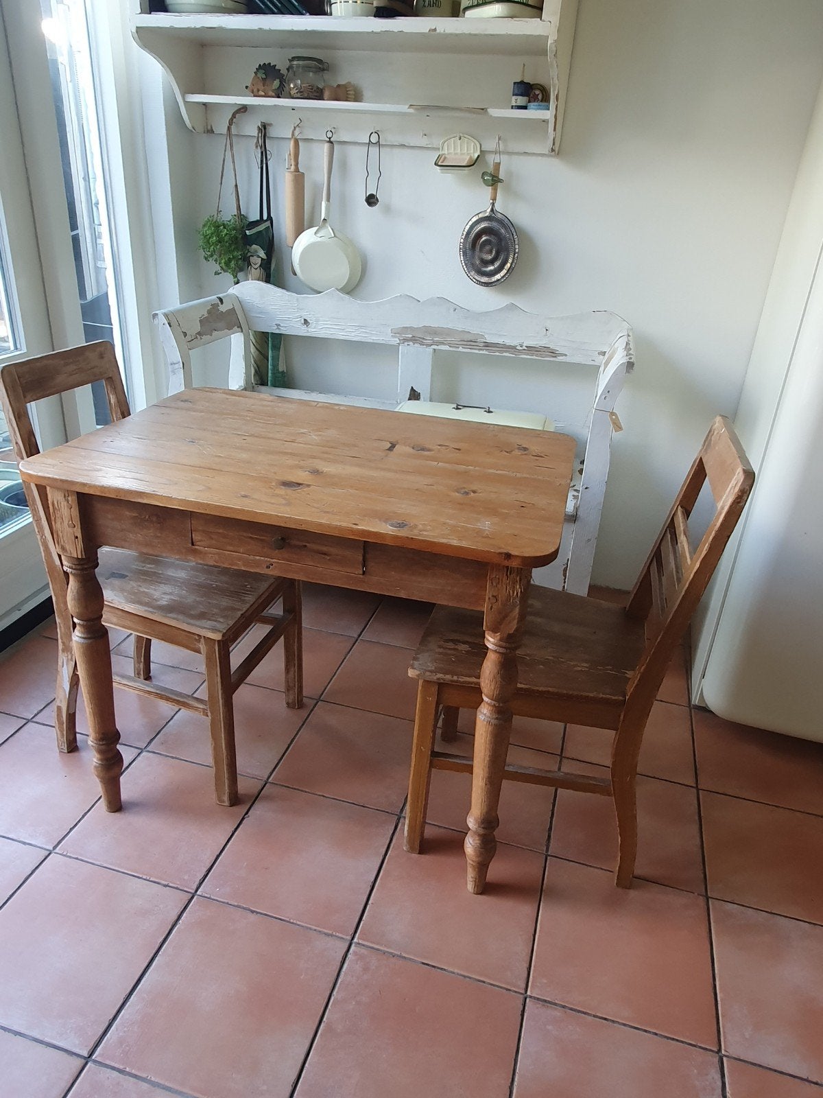 Brocante houten eettafel met twee stoelen - Vintage, Antiek en Kunst, Ophalen