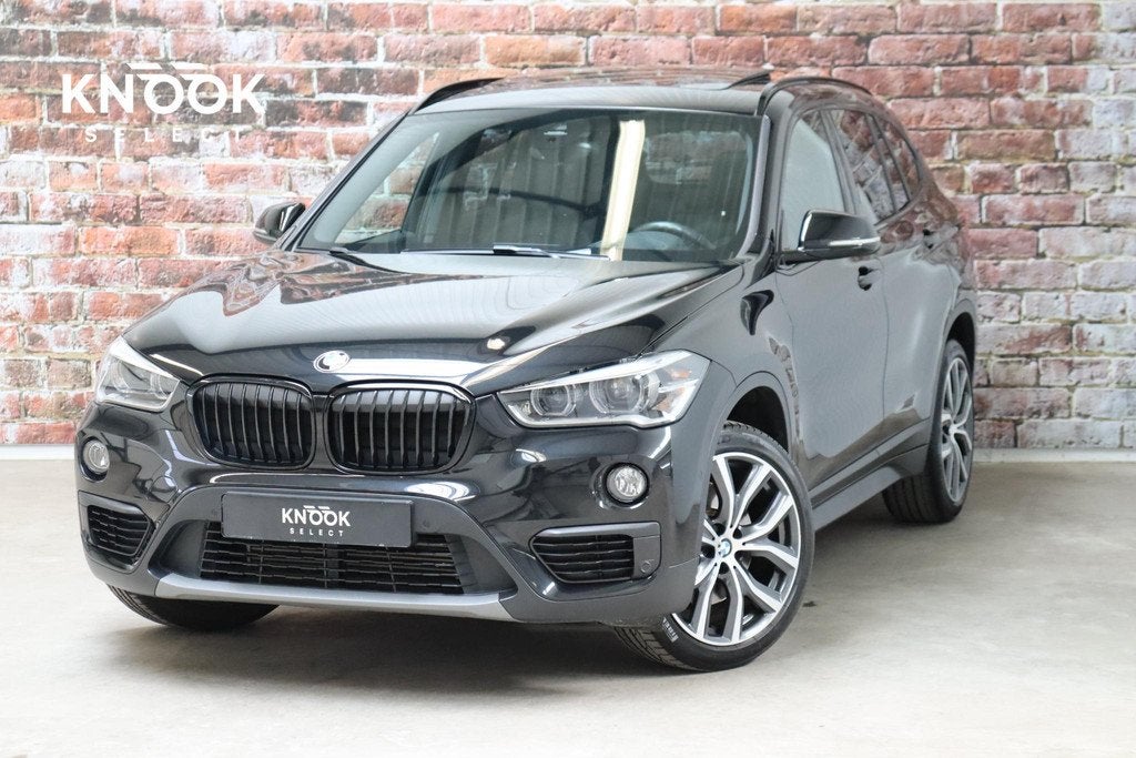 BMW X1 sDrive20i High Executive Automaat / Navigatiesysteem, 1998 cc, Zwart, SUV of Terreinwagen, 1460 kg