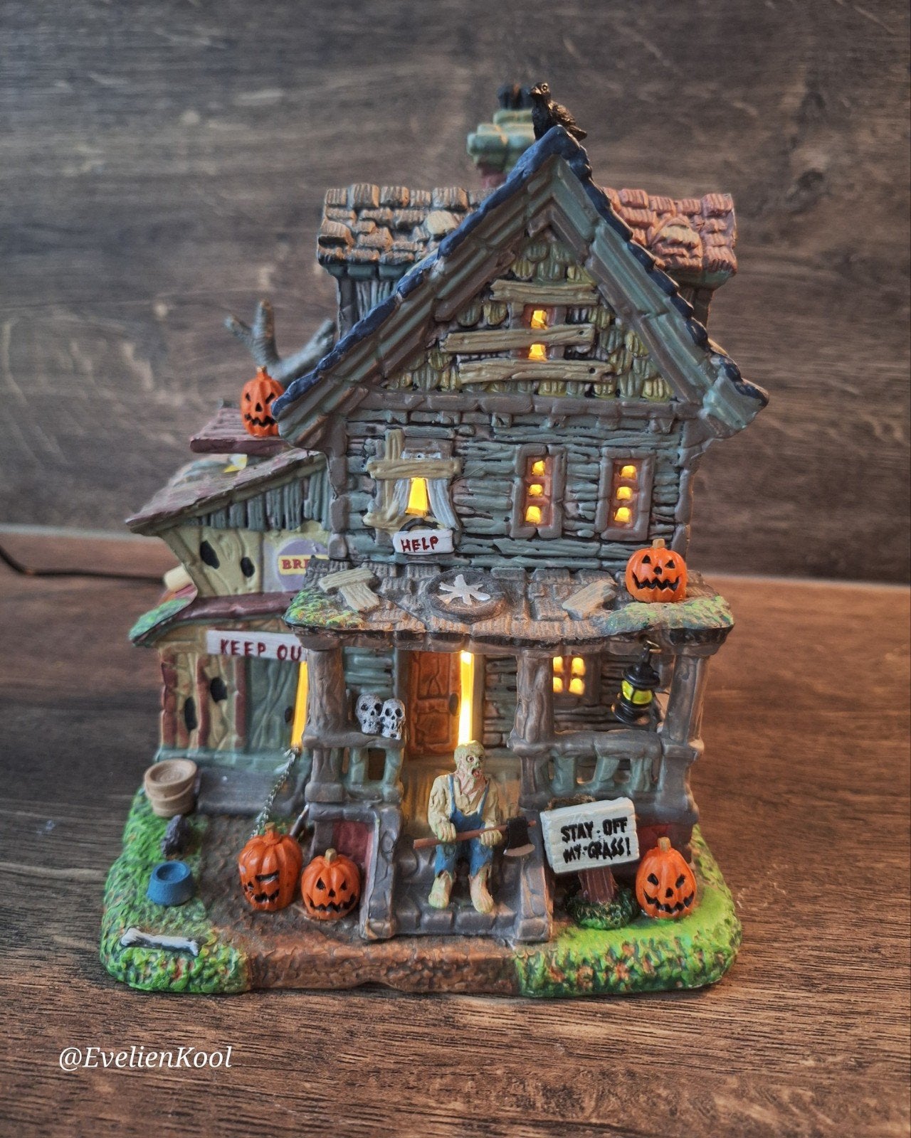Lemax Spooky Town: Creepy Neighborhood House, Ophalen of Verzenden, Zo goed als nieuw