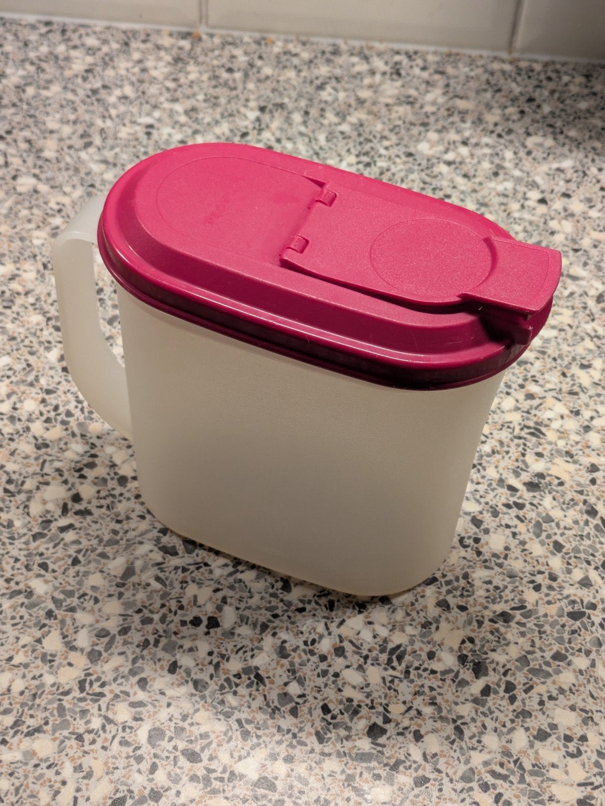 Tupperware beker/kan met deksel - rood/transparant, Huis en Inrichting, Keuken | Tupperware, Gebruikt, Met deksel, Beker of Kan