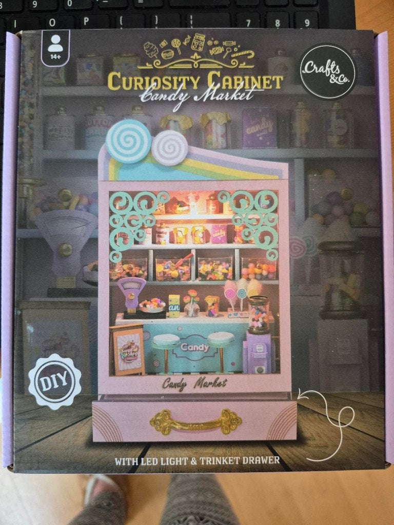 DIVERSE ACTION CURIOSITY CABINETS poppenhuis miniaturen DIY, Ophalen of Verzenden, Nieuw, Poppenhuis
