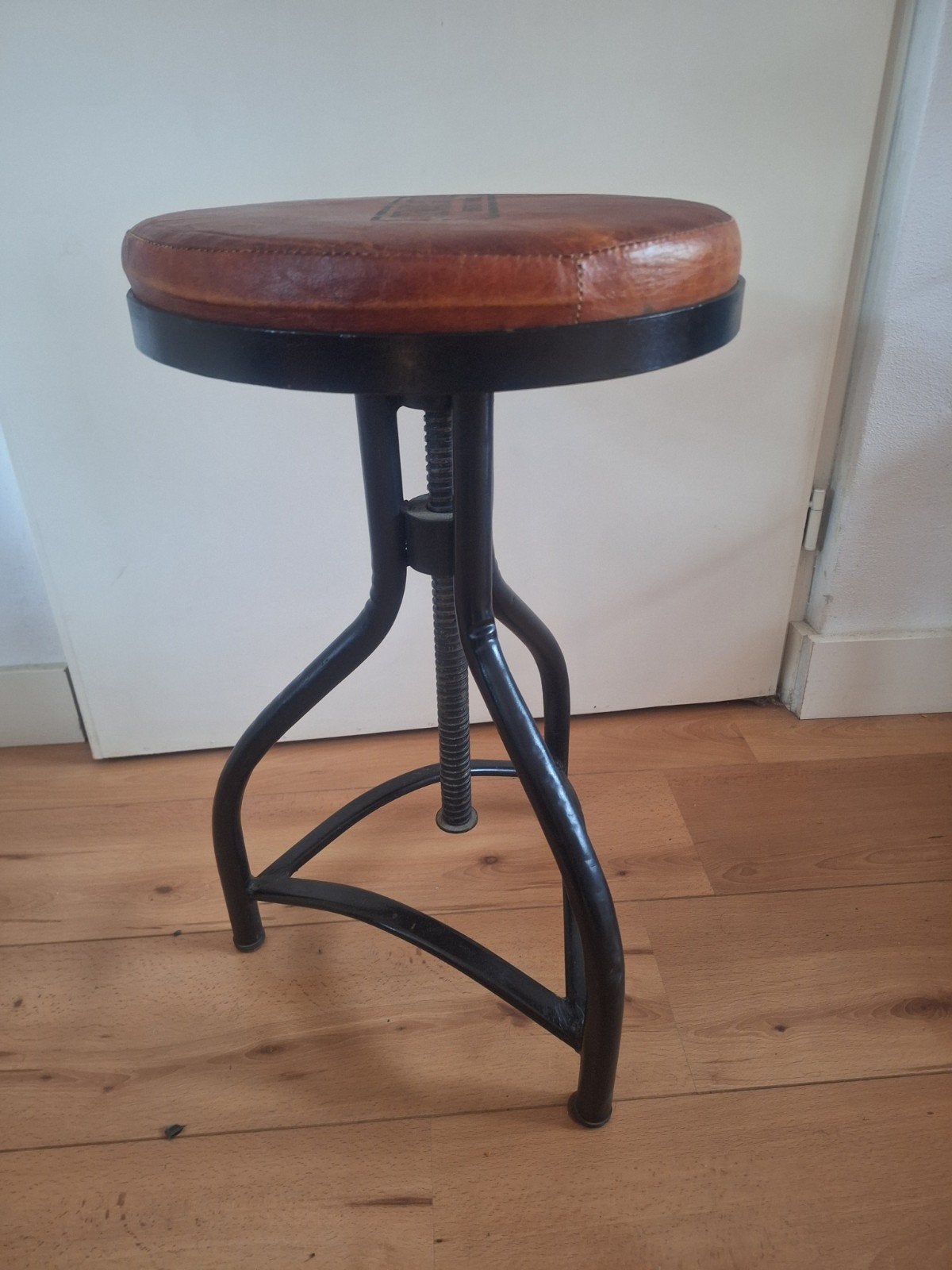 Vintage industriële kruk met lederen zitting, Ophalen of Verzenden, In hoogte verstelbaar, Zo goed als nieuw, Overige materialen