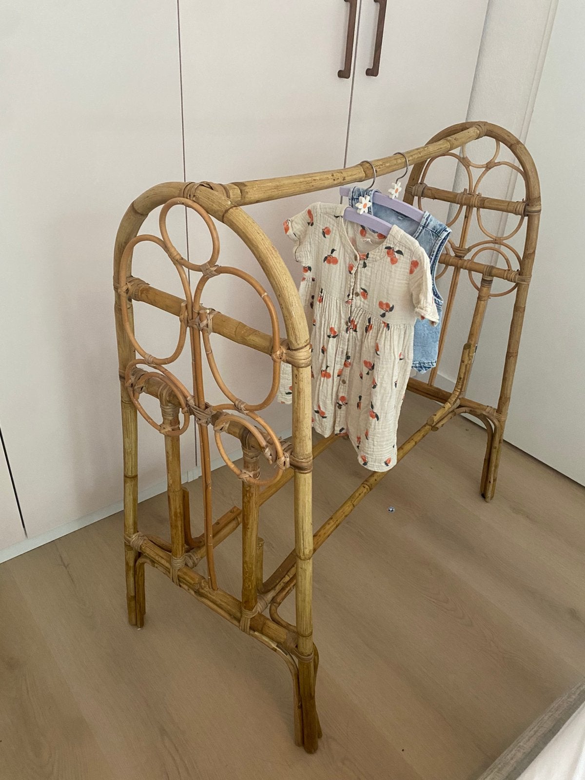 Gaaf rotan kledingrek!, Ophalen