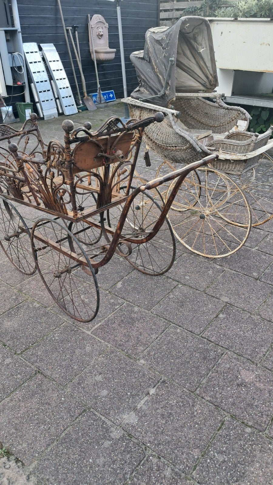 zeer oude kinderwagens, Ophalen