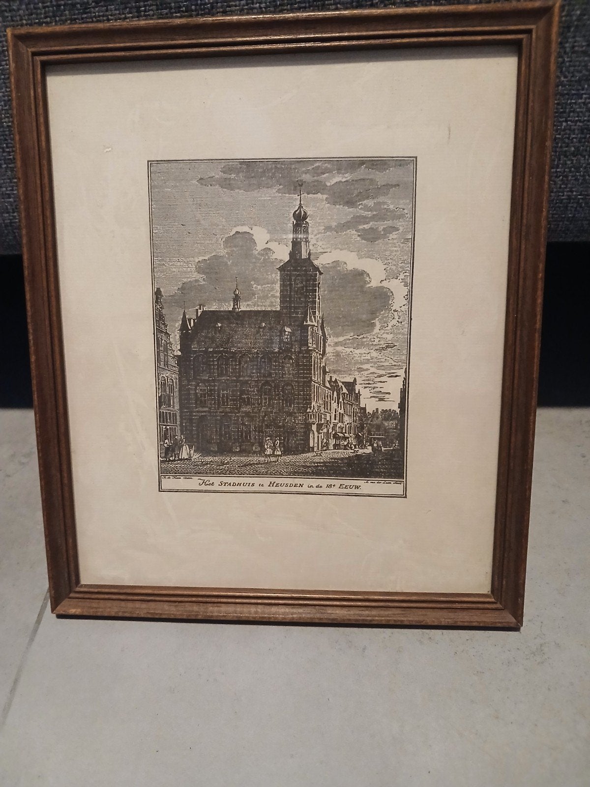 Het Stadhuis te Heusden in de 18e Eeuw - Ets Gravure, Ingelijst, Stadsgezicht, Ophalen of Verzenden, Gravure