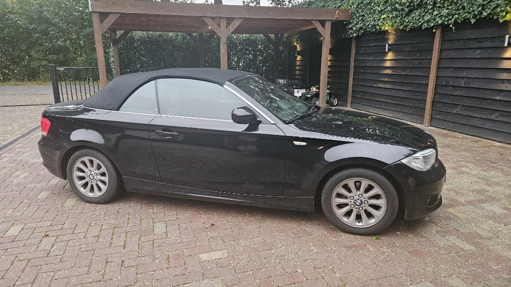 BMW 1-Serie 2.0 118I Cabrio AUT 2012 Zwart, Auto's, Achterwielaandrijving, 1995 cc, Cabriolet, 4 stoelen