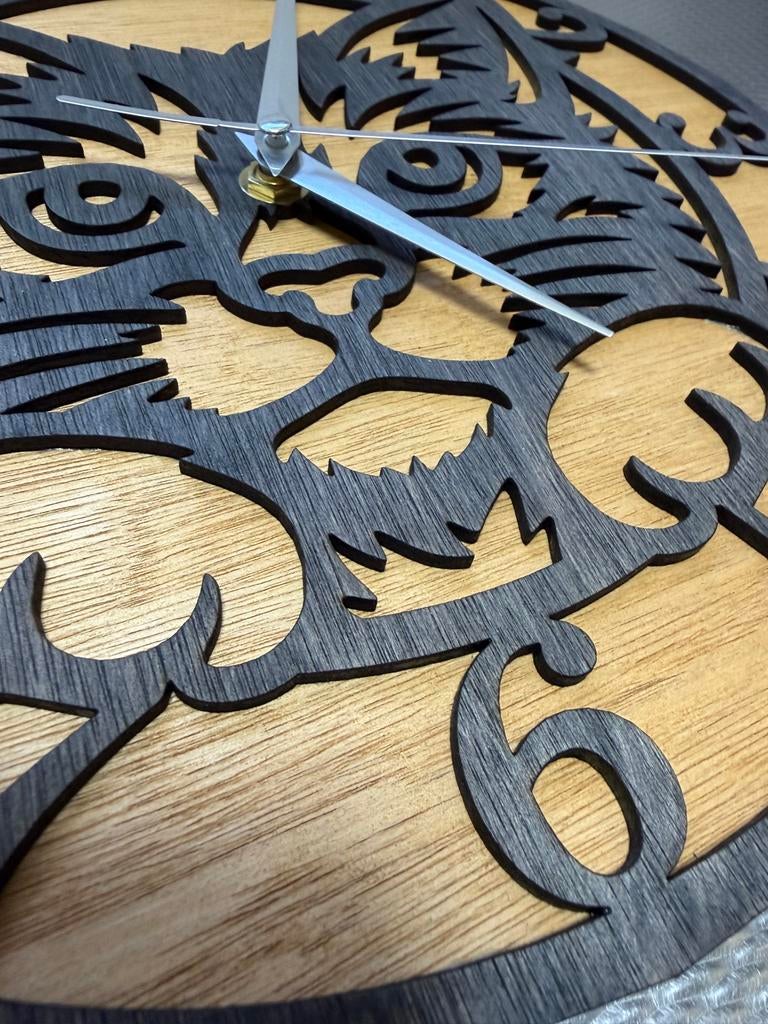 Houten wandklok met poes - Stil uurwerk - Eigen atelier, Ophalen of Verzenden, Nieuw, Analoog, Wandklok
