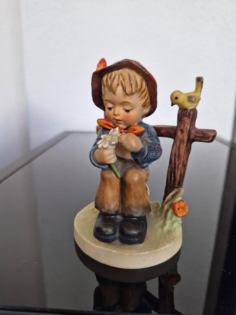 Hummel beeldje: Jongen met bloem en vogel, Verzamelen, Beelden en Beeldjes, Ophalen of Verzenden, Zo goed als nieuw, Hummel