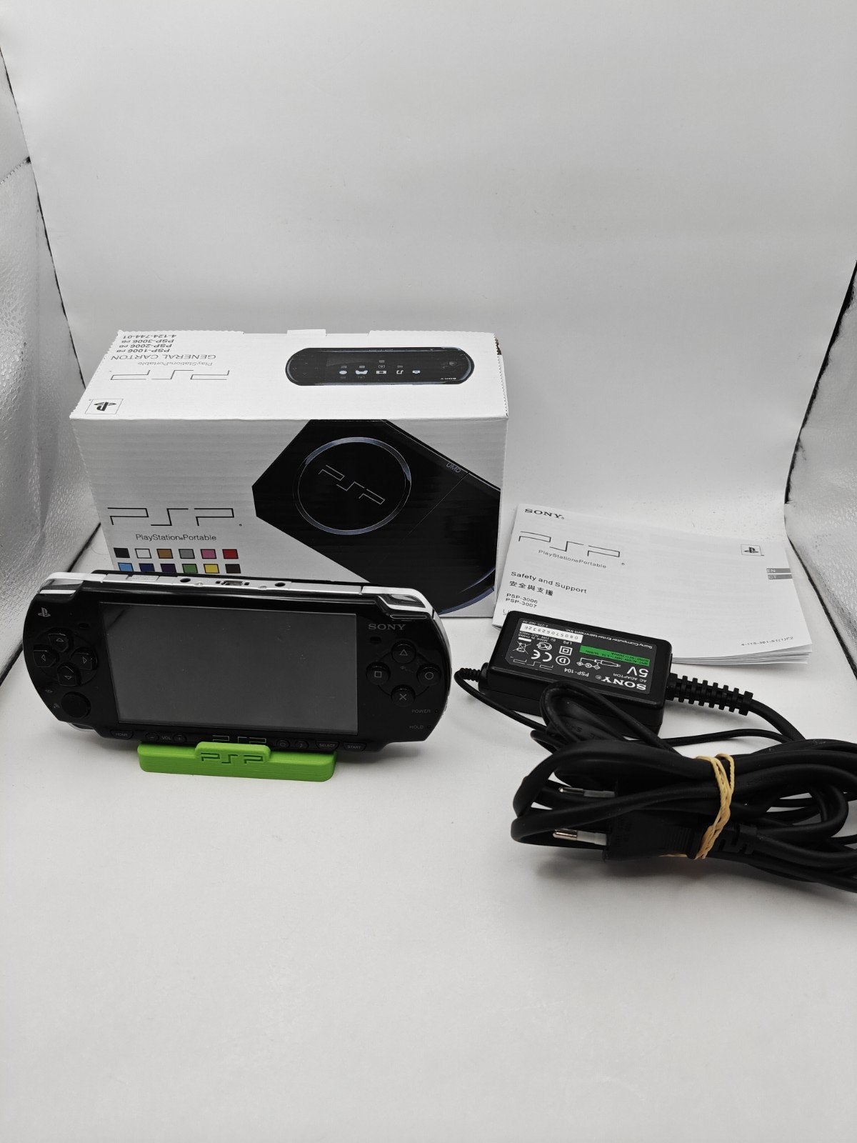 Sony PSP 2004 Zwart met doos en oplader, Spelcomputers en Games, Spelcomputers | Sony PSP, Gebruikt, 1-7-1 Konan, Minato-ku, Tokyo 108-0075, Japan