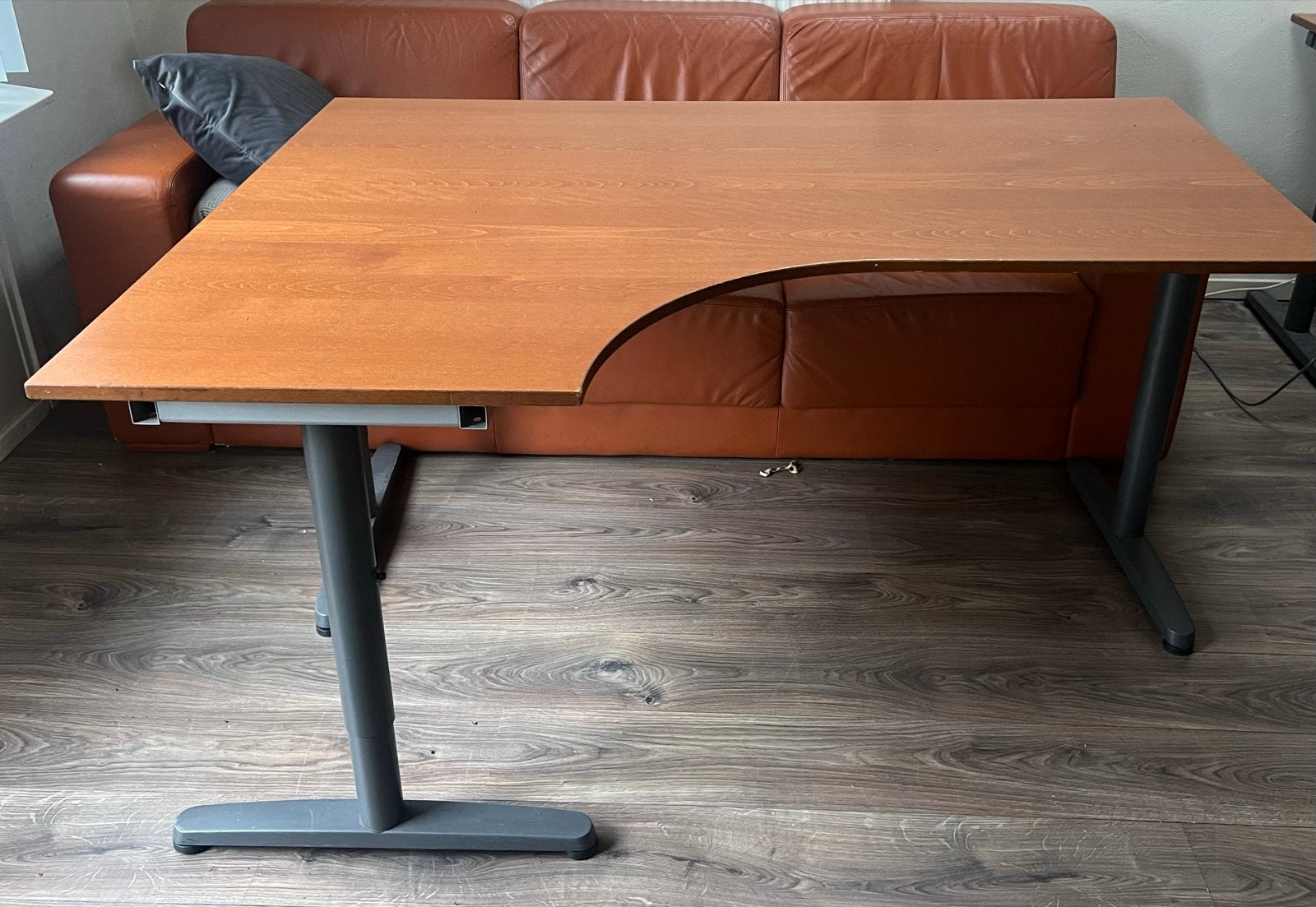 Ruim hoekbureau met houten blad en metalen onderstel, Huis en Inrichting, Bureaus, Ophalen, Gebruikt, Hout, Hoekbureau