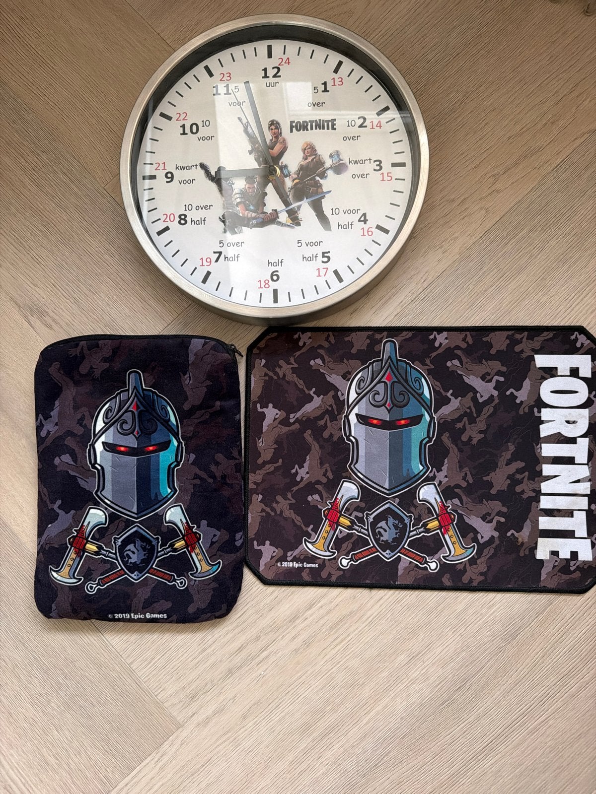 Fortnite muismat, klok en hoesje - Zo goed als nieuw, Ophalen, Analoog, Werkt op batterijen, Zo goed als nieuw
