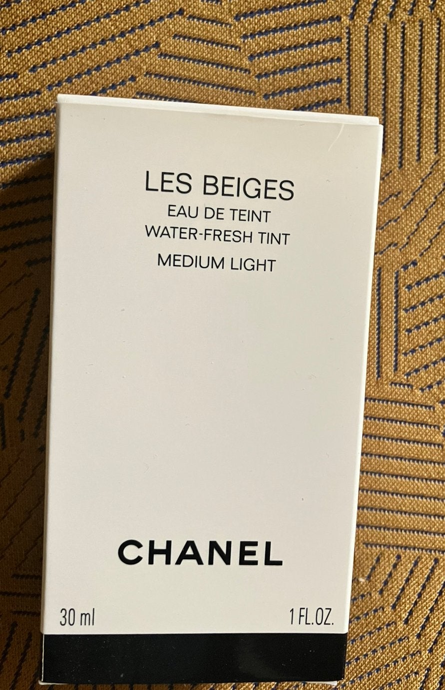 NIEUWE Chanel Les Beiges water fresh tint medium light, Ophalen of Verzenden, Nieuw, Gehele gezicht
