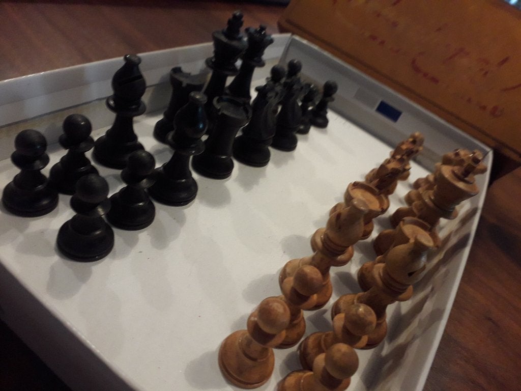 ZEER OUDE HOUTEN SCHAAKSTUKKEN in de ORIGINELE DOOS I.Z.G.ST, Ophalen of Verzenden, Gebruikt