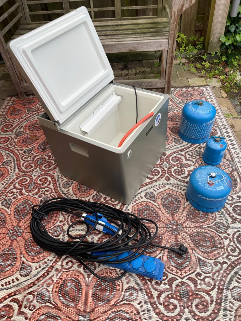 Campingkoelkast op gas, electriciteit en sigarettenaansteker, Minder dan 75 liter, Ophalen, Zonder vriesvak, 160 cm of meer