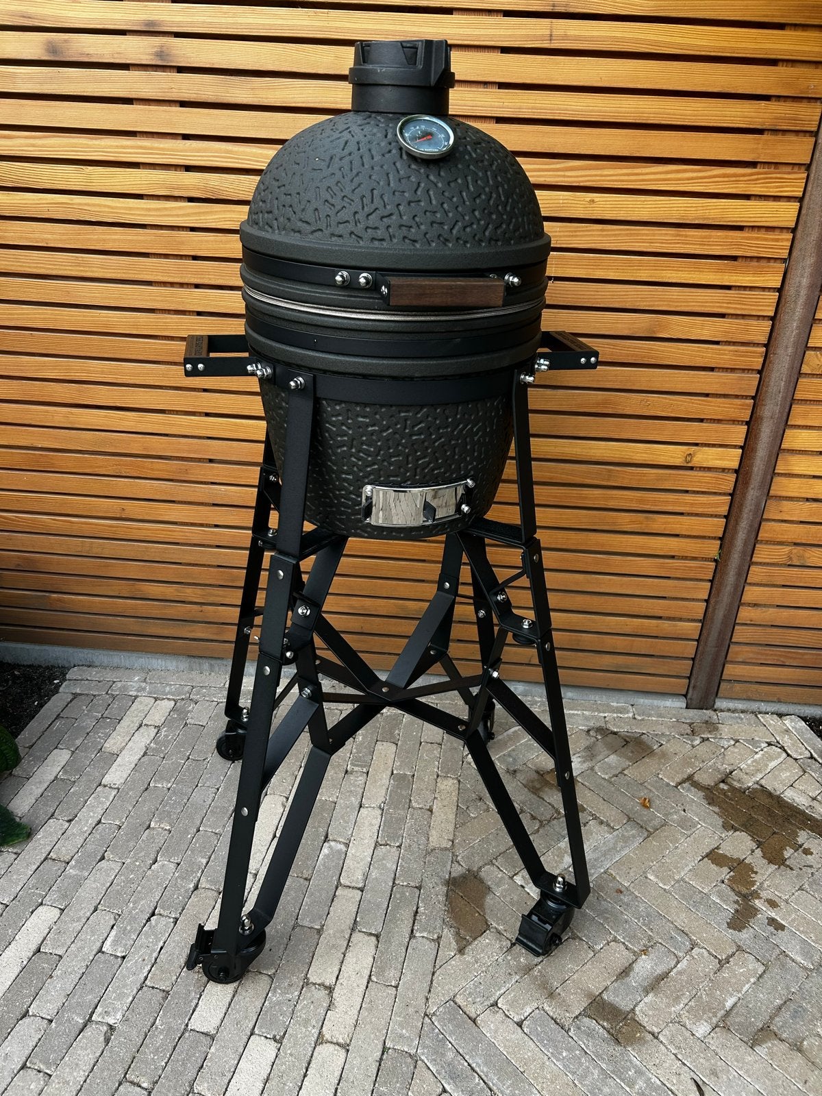The Bastard Serious Outdoor Cooking Kamado BBQ urban compact, Tuin en Terras, Houtskoolbarbecues, Ophalen, Zo goed als nieuw