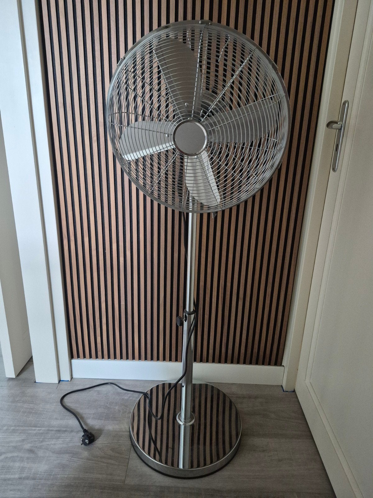 Grote ventilator zilverkleurig., Ophalen, Zo goed als nieuw, Statiefventilator