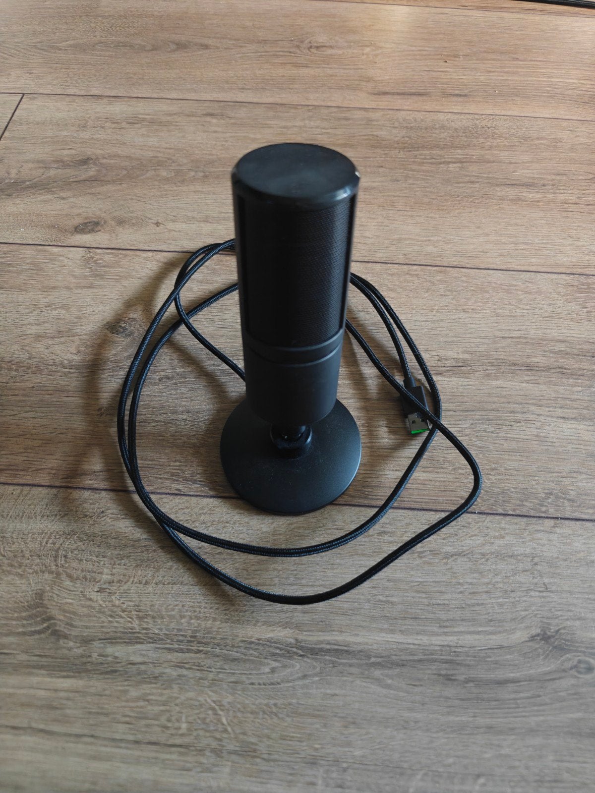 Razer Seiren Emote Streaming Microfoon met Emoticon Display, Ophalen, Zo goed als nieuw, Studiomicrofoon