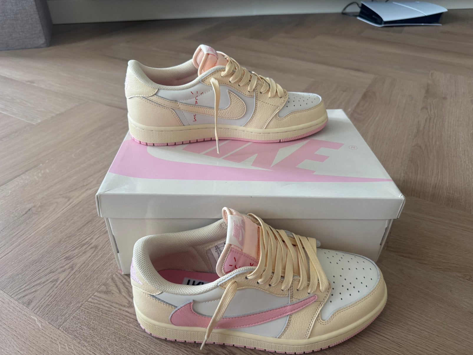 Nike Air Jordan 1 Travis Scott Shy Pink maat 43, Wit, Nieuw, Ophalen of Verzenden, Sneakers of Gympen