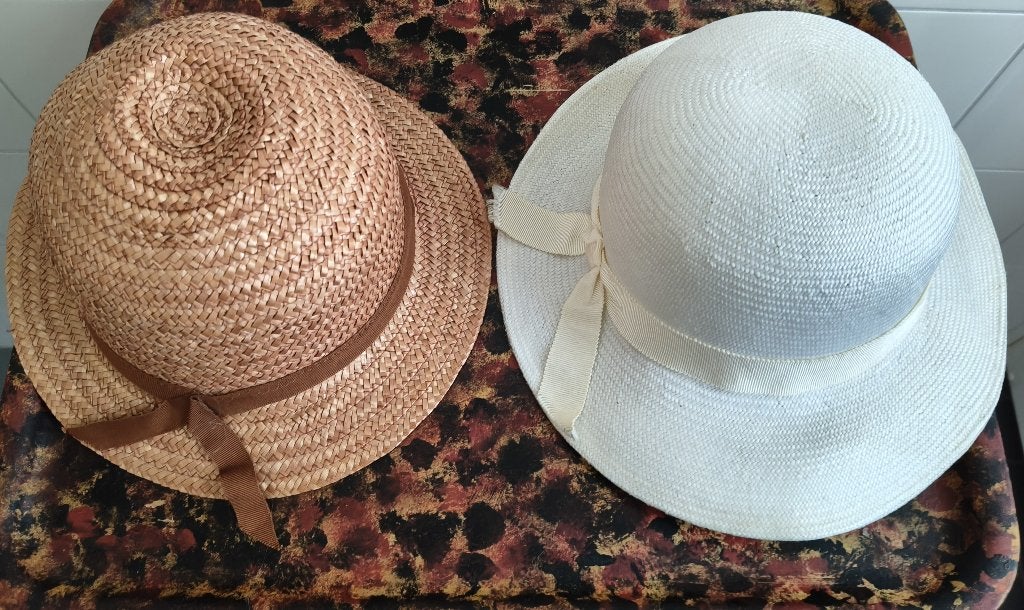 Vintage dameshoeden bamboe en raffia per stuk € 10,00, Ophalen of Verzenden, Gedragen, 55 cm (S, 6⅞ inch) of minder