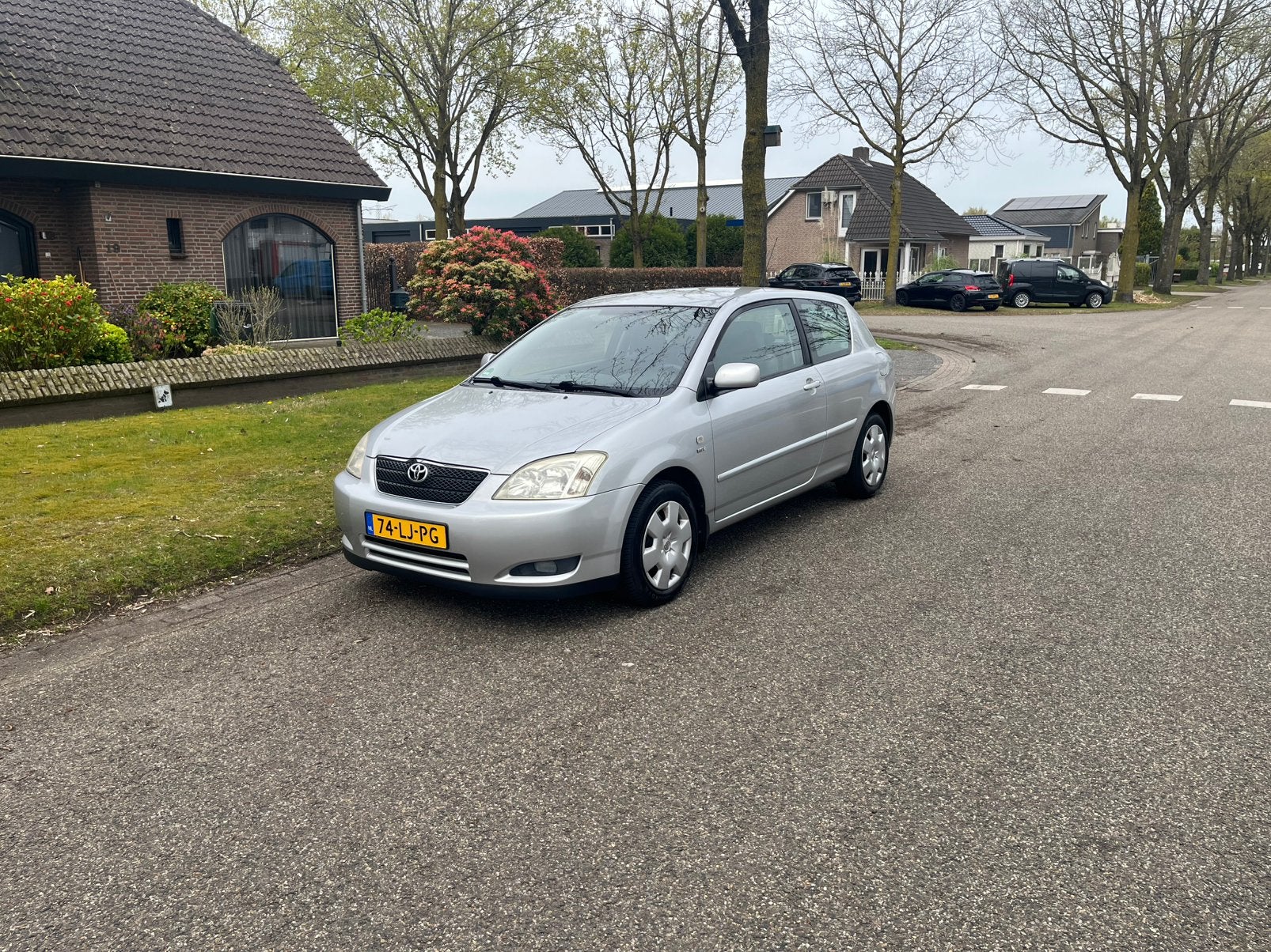 Toyota Corolla 1.4 Vvt-i 3DR Linea SOL 2003 Grijs, Auto's, Voorwielaandrijving, 1398 cc, 4 cilinders, Elektrische ramen