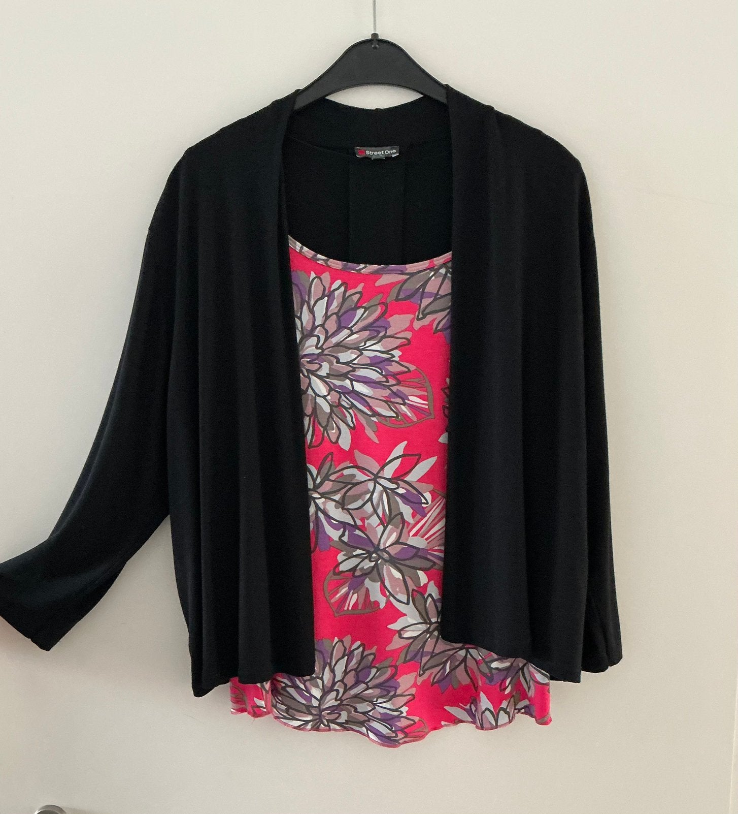 Te koop leuk setje van twee topjes en vestje mt 42/44, Zwart, Maat 42/44 (L), Ophalen of Verzenden, Zo goed als nieuw