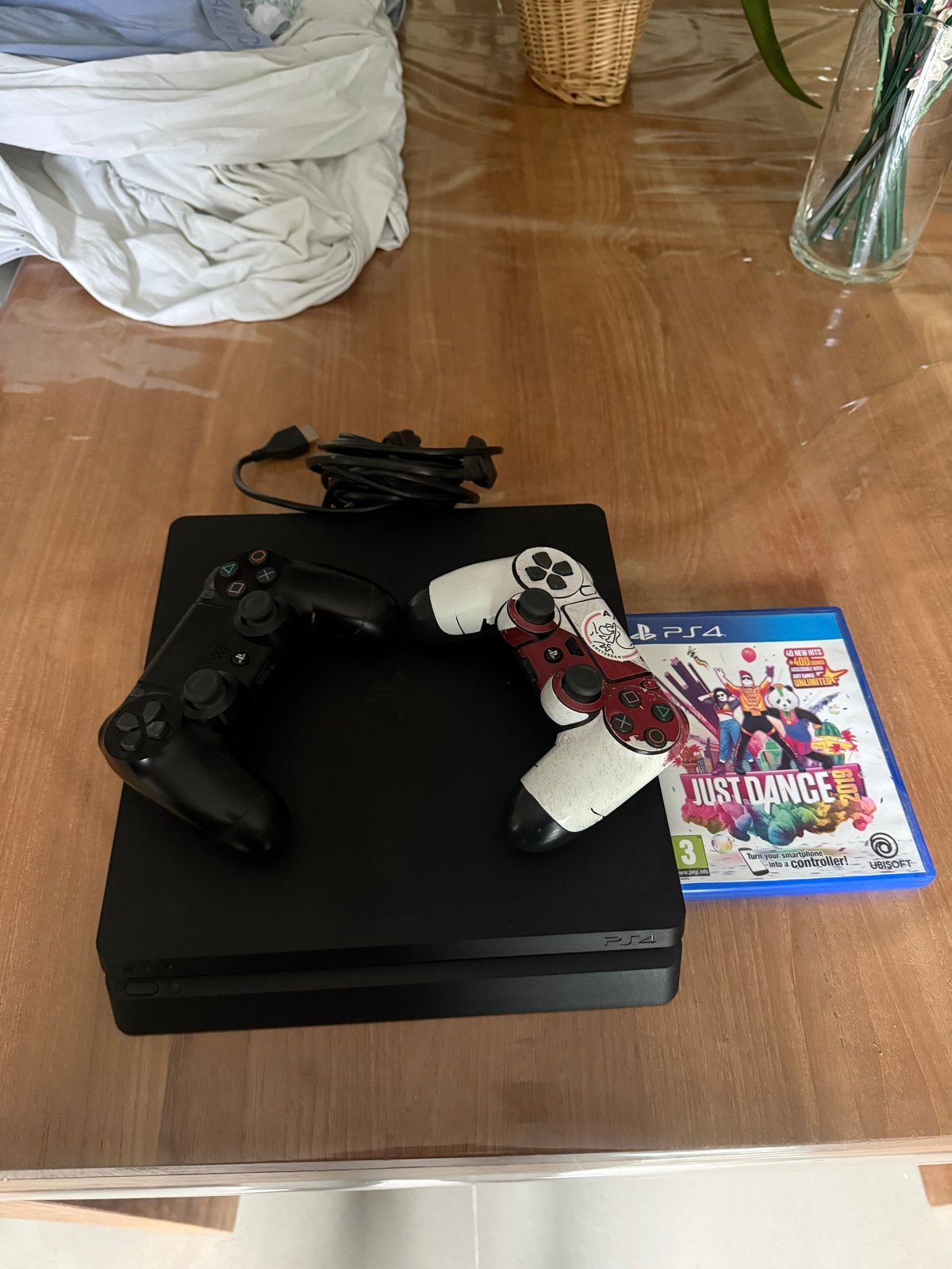 PS4 Slim met 2 controllers, hdmi en just dance, Spelcomputers en Games, Spelcomputers | Sony PlayStation 4, Met 2 controllers
