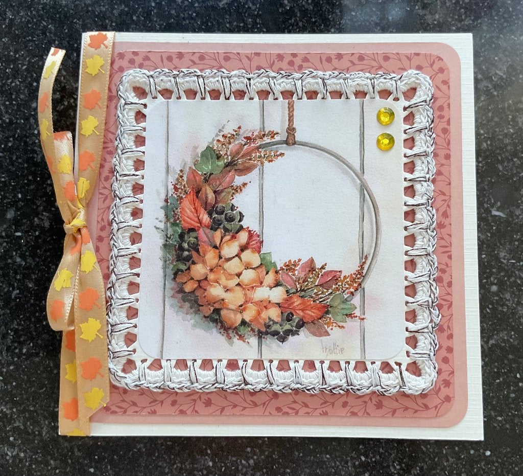 Nr 47 wenskaart met haakwerk krans herfst, Hobby en Vrije tijd, Ophalen of Verzenden, Nieuw, Overige thema's