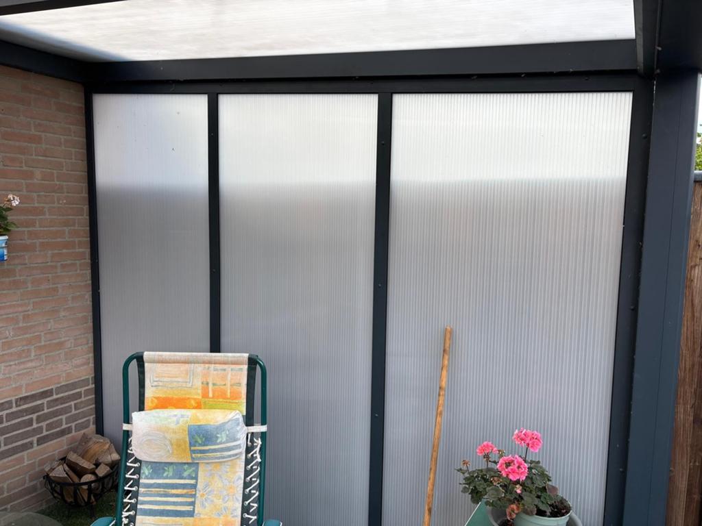 Zo goed als nieuw overkapping aluminium Ral 7016 met zijwand, Ophalen, Zo goed als nieuw, Veranda