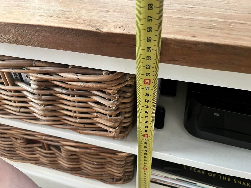 TV-meubel met rieten manden en houten blad, Ophalen, 150 tot 200 cm, Zo goed als nieuw, Minder dan 100 cm