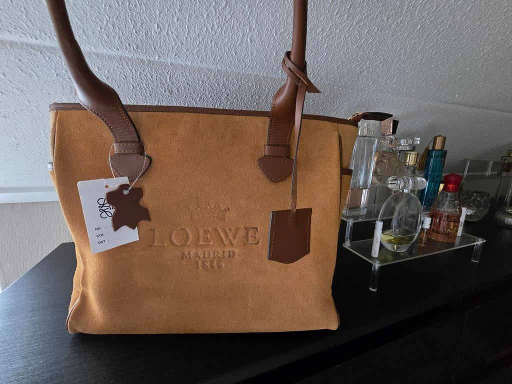 Loewe tas van echt suède leer, Ophalen of Verzenden, Zo goed als nieuw, Bruin, Handtas
