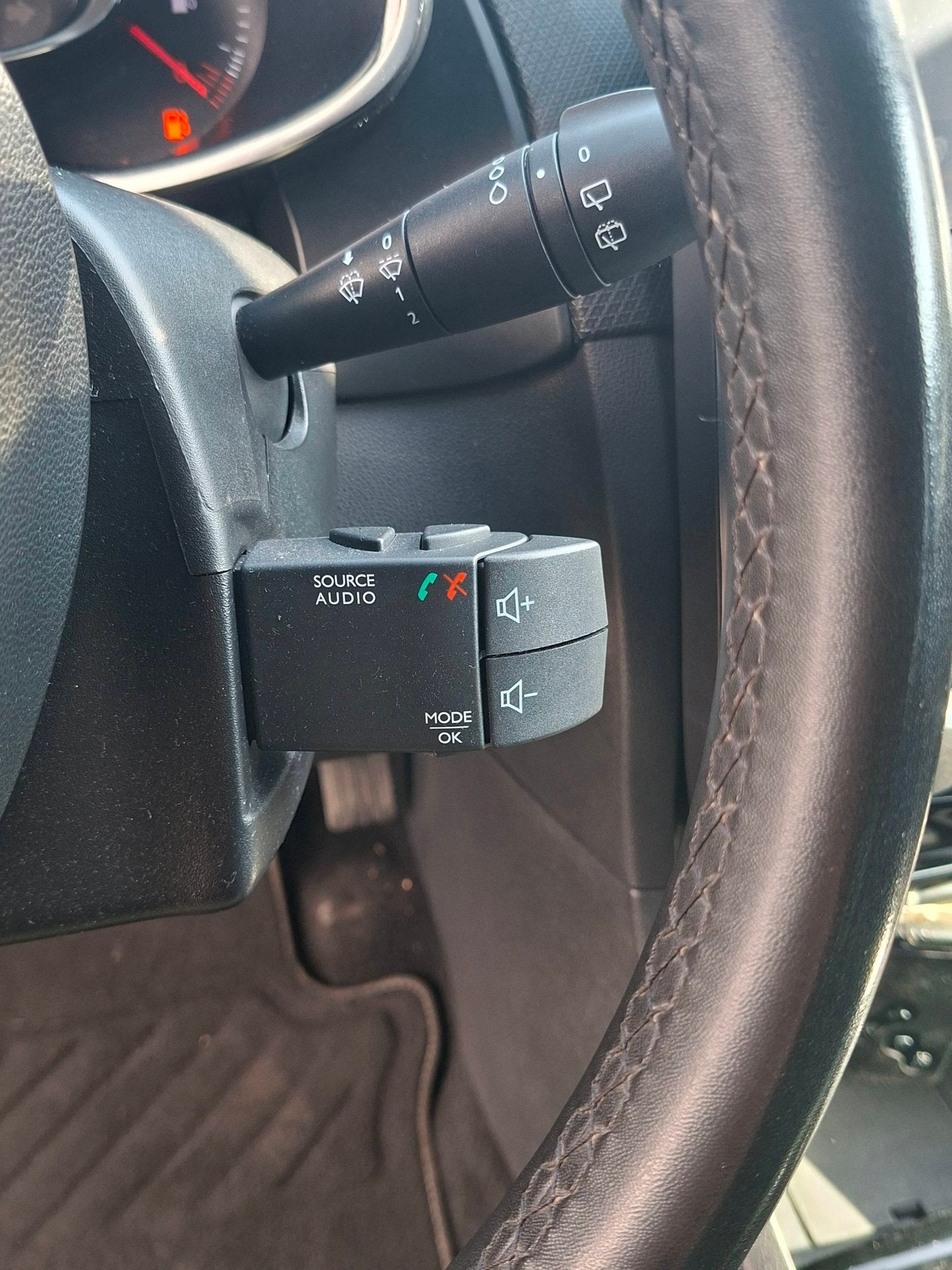 Foto 14 van Renault Clio 0.9 TCe Limited PDC Navi Airco Cruise Isofix