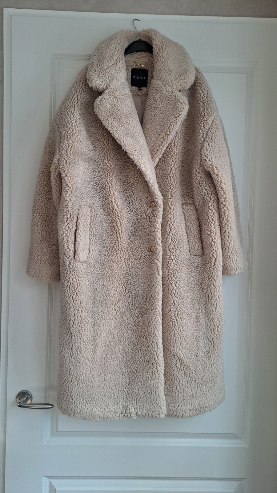 Nikkie Elegante Gevoerde Teddy Mantel Beige Maat 34 (XS), Beige, Ophalen of Verzenden, Zo goed als nieuw, Nikkie