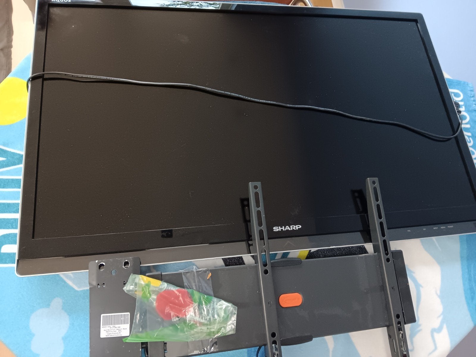 Gratis Sharp Aquos 40 inch tv met Vogels wall mount, Ophalen, 100 cm of meer, 50 Hz, Sharp
