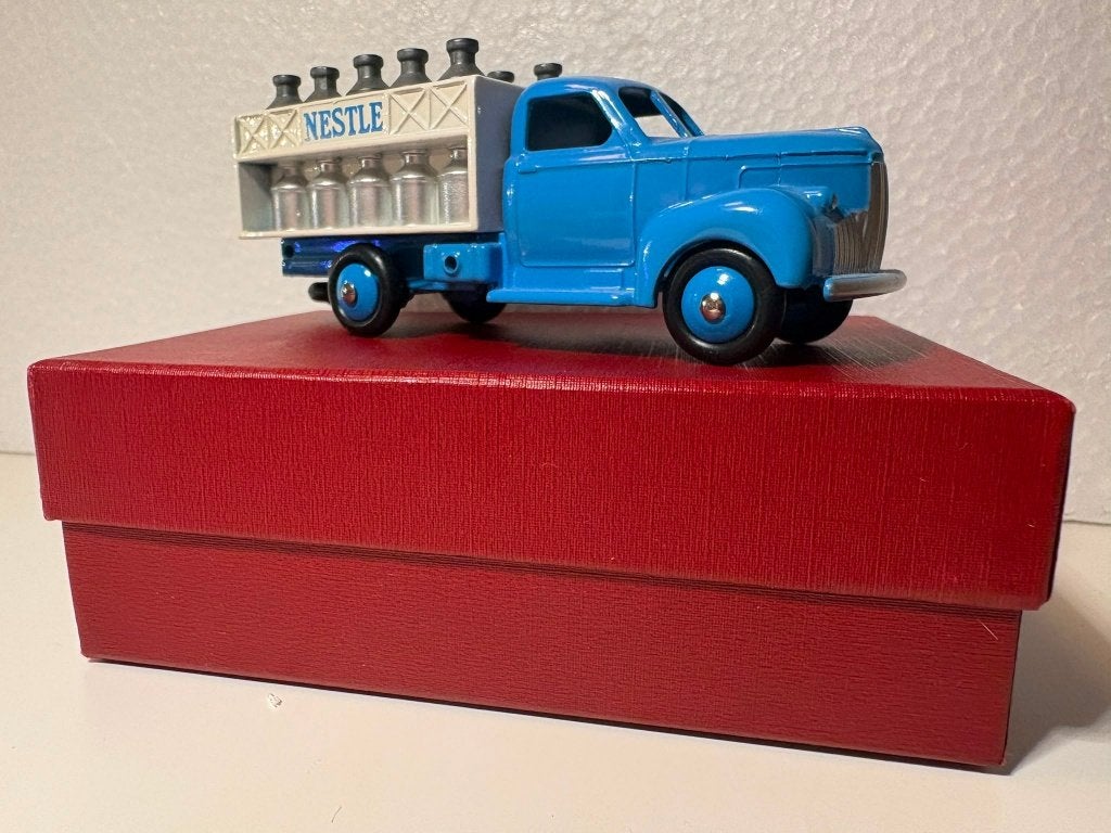 Dinky Toys: Studebaker Nestlé milk truck, schaal 1:43, Hobby en Vrije tijd, Ophalen of Verzenden, Gebruikt, Bus of Vrachtwagen