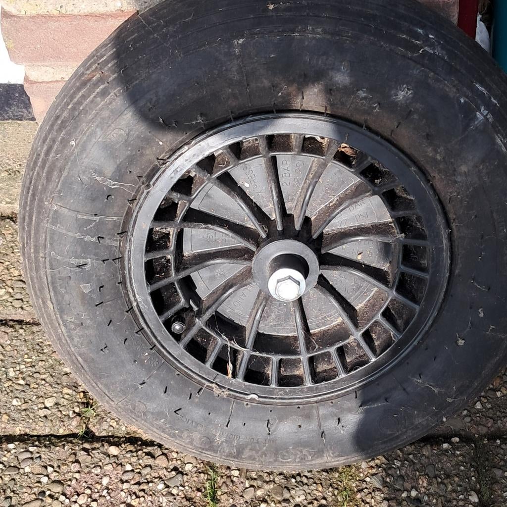 Stevig kruiwagenwiel - Gebruikt maar functioneel, Tuin en Terras, Kruiwagens, Onbekend, Ophalen of Verzenden, Handmatig, Gebruikt