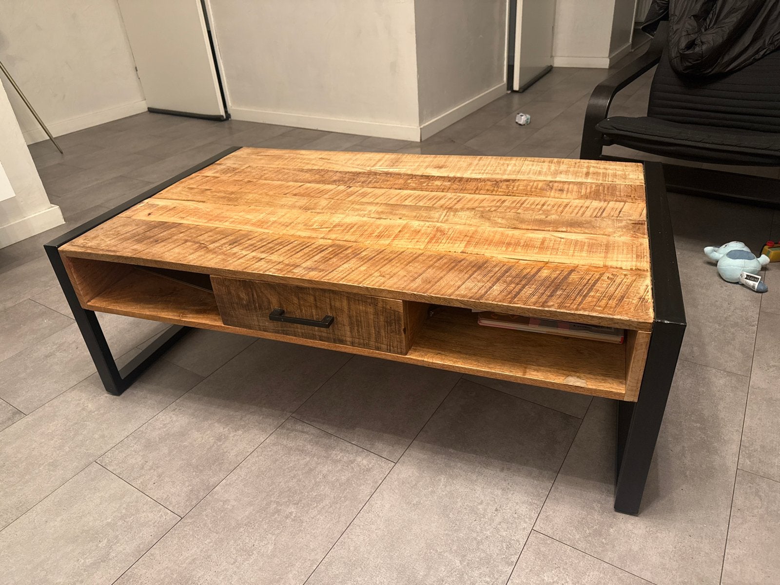 Salontafel mangohout met metalen frame en lade, Ophalen, 50 – 75, Gebruikt, 100 tot 150 cm