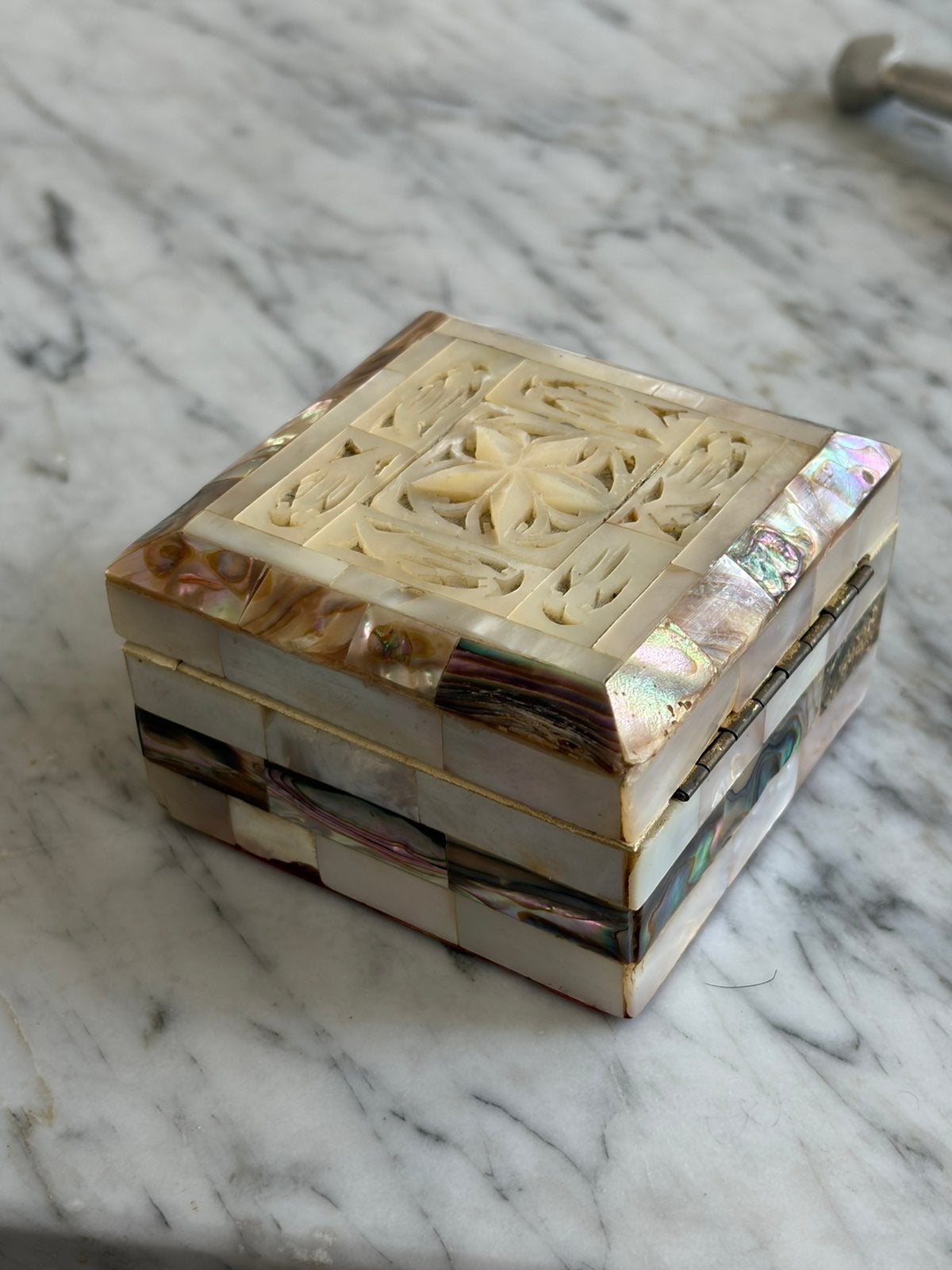 Vintage Mother Of Pearl Carved Floral Jewellery/Trinket Box., Ophalen of Verzenden, Zo goed als nieuw
