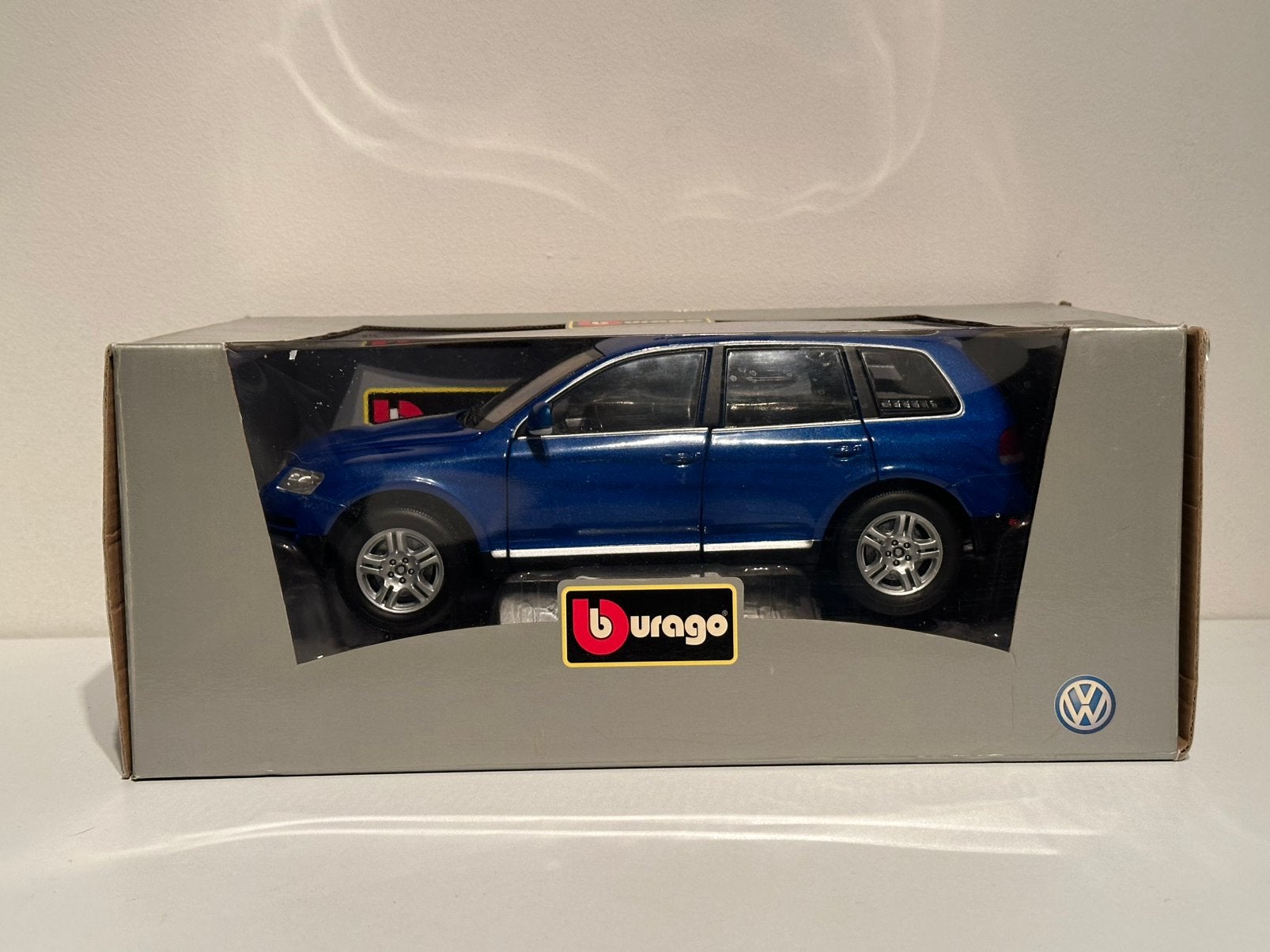 Volkswagen Touareg V10 (2003) | VW Dealer | schaal 1:18, Hobby en Vrije tijd, Ophalen of Verzenden, Zo goed als nieuw, Auto, Bburago