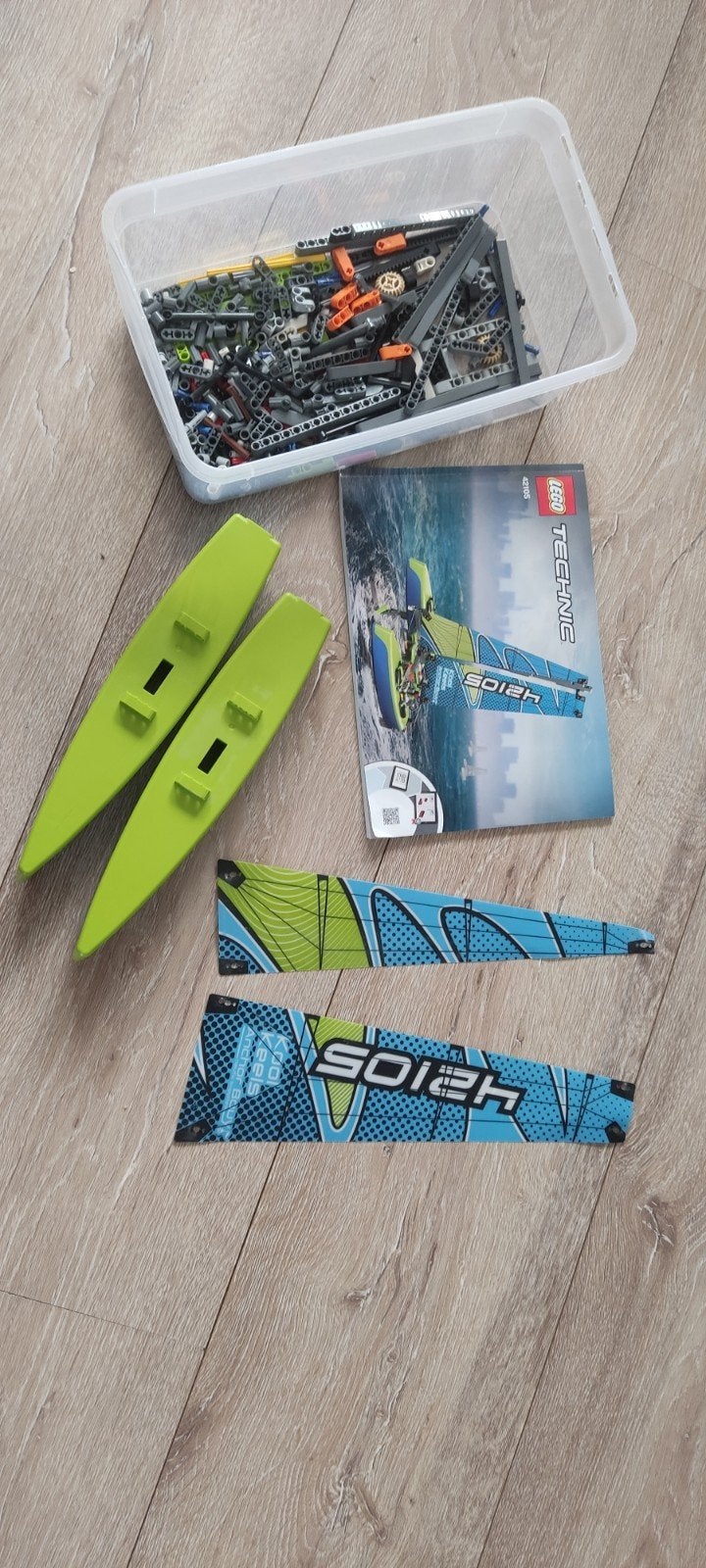 LEGO Technic 42105 Catamaran - Compleet met instructies, Ophalen of Verzenden, Gebruikt