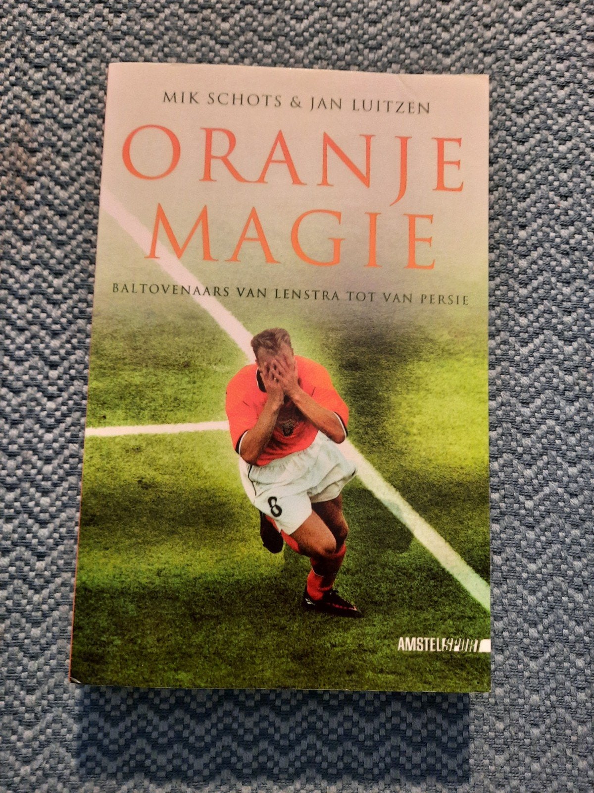Oranje Magie - Voetbalboek over Nederlandse voetbalhelden, Boeken, Sportboeken, Ophalen of Verzenden, Zo goed als nieuw, Mik Schots, Jan Luitzen