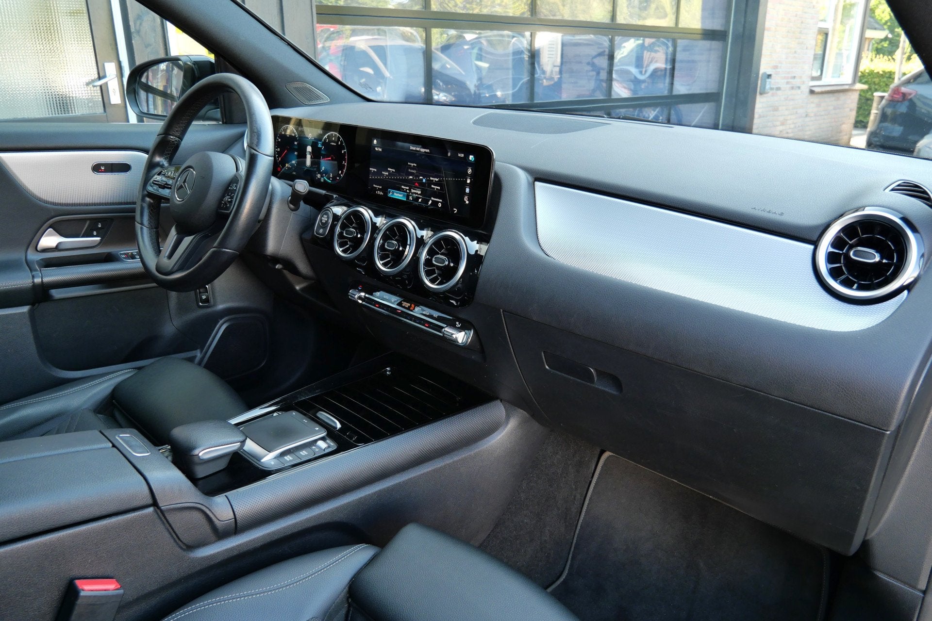 Mercedes-Benz GLA 180 Business Solution Automaat | MBUX | Tr, Auto's, Dealer onderhouden, Gebruikt, 4 cilinders, Leder en Stof