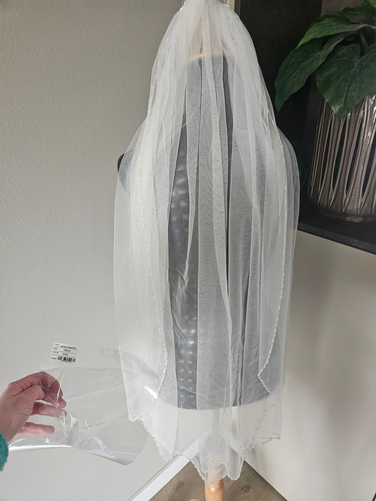 Nieuw sluier trouwjurk cecile calanthe 100cm kraaltjes ivory, Kleding | Dames, Trouwkleding en Trouwaccessoires, Ophalen, Nieuw